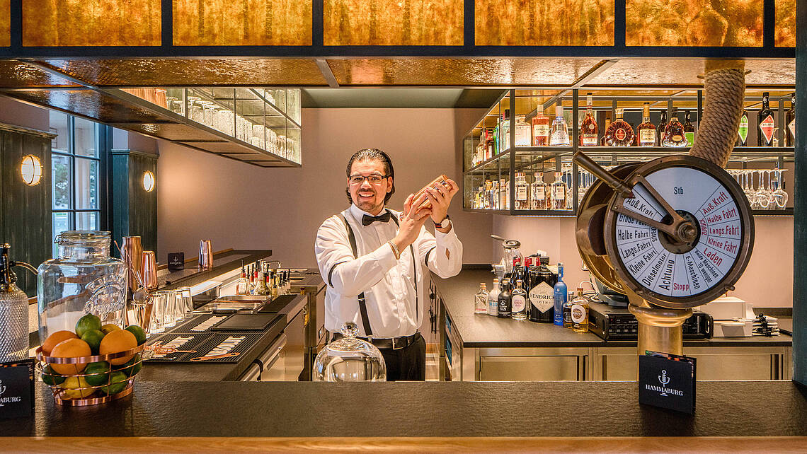 Barkeeper mixt einen Cocktail