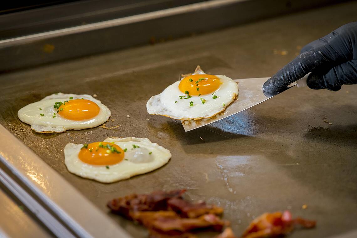 Frühstücksbuffet Spiegeleier Spitzbergen