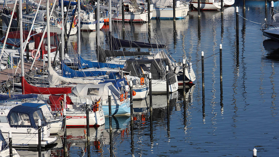Blick auf die Boote im Yachthafen
