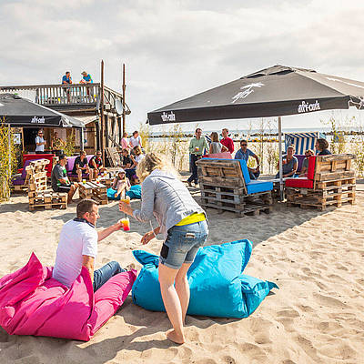 Menschen entspannen in der Beachlounge