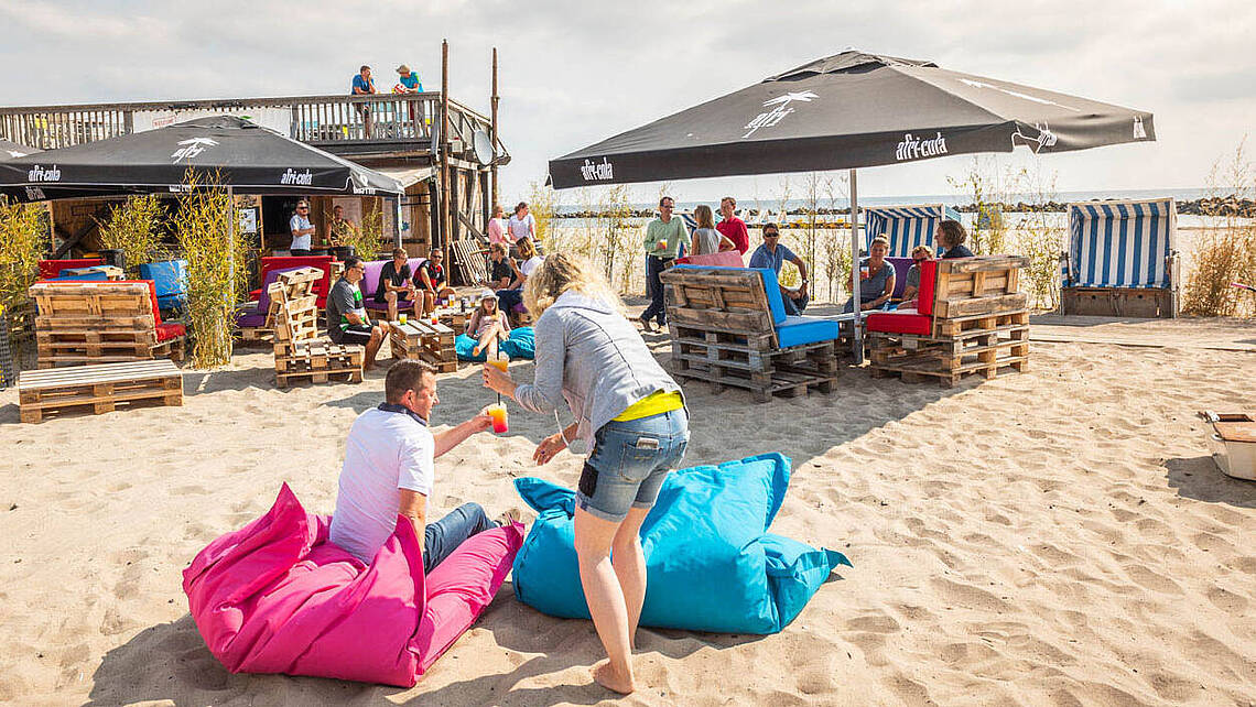 Menschen entspannen in der Beachlounge