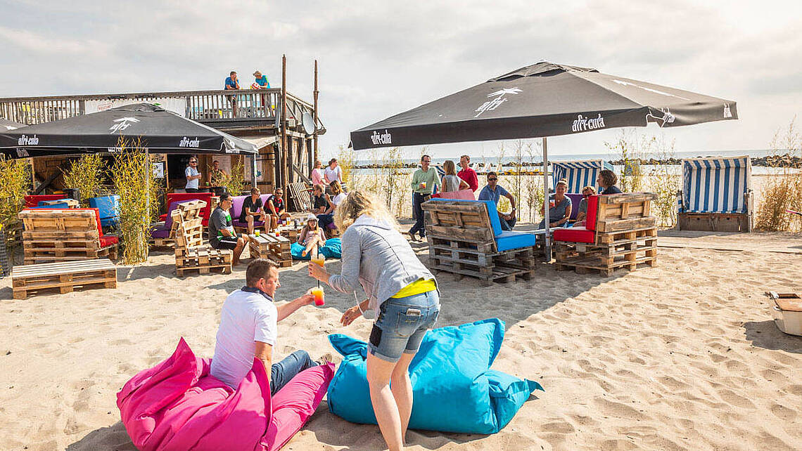 Menschen entspannen in der Beachlounge