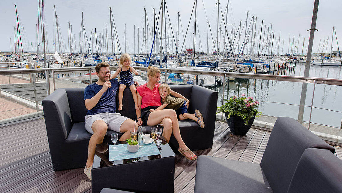 Familie auf der Terrasse des Spitzbergen
