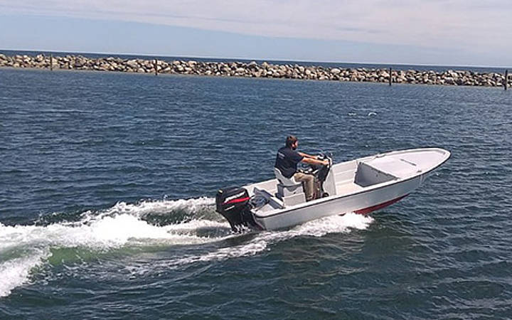 Spoortbootverleih im Ostsee Resort Dampland ein Sportboot fährt aufs offene Meer hinaus