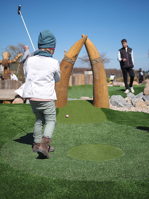 Kind spielt Wikingergolf