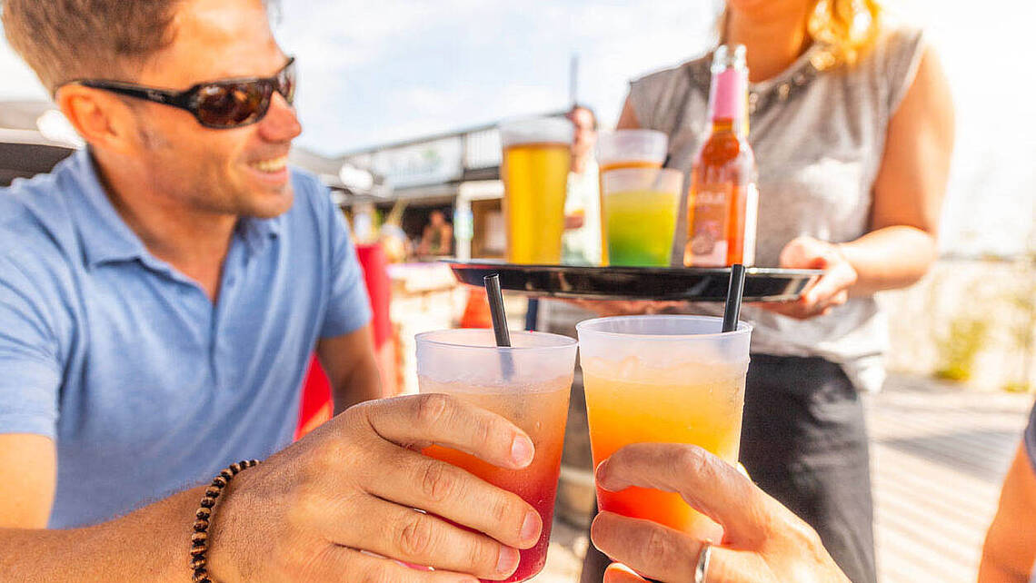 Junger Mann trinkt einen Cocktail