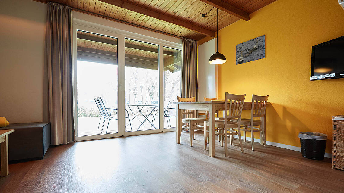 Wohn-Essbereich mit Terrassenfront im Blockhaus