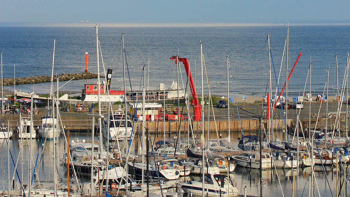 Blick vom Yachthafen aufs Meer