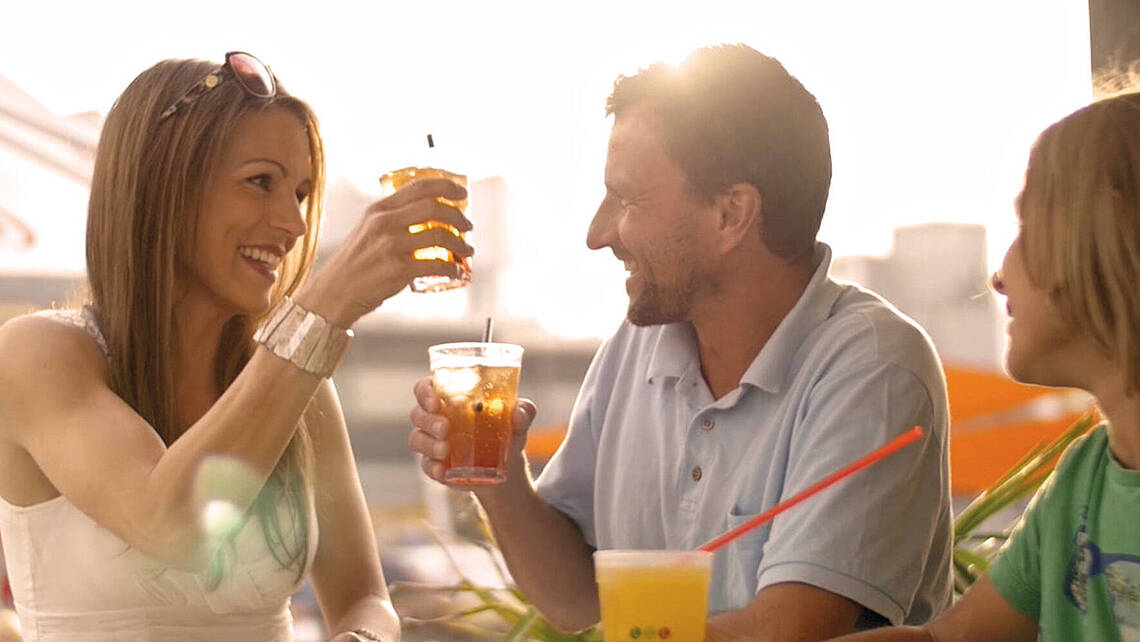 Ein Pärchen entspannt in der Beachbar