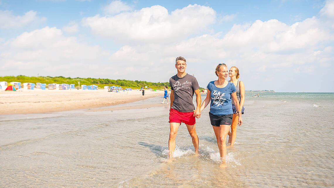 Pärchen watet durchs flache Wasser