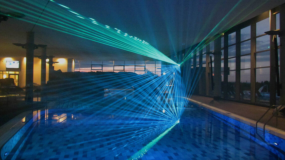 Das Entdeckerbad ist abgedunkelt und eine Laser-Lichtshow sorgt für tolle Atmosphäre