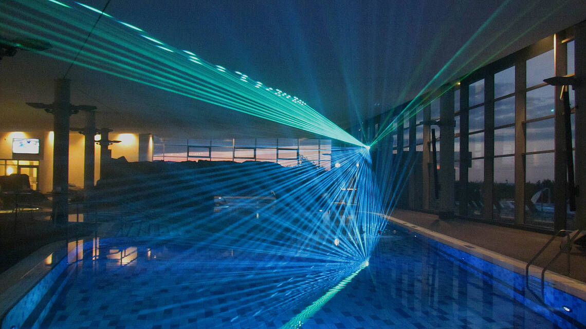 Das Entdeckerbad ist abgedunkelt und eine Laser-Lichtshow sorgt für tolle Atmosphäre