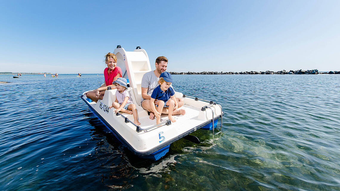 Familie fährt Tretboot auf der Ostsee