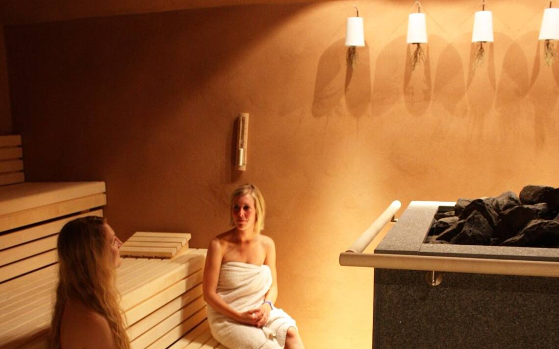 Kräutersauna Ostsee Resort Dampland Zwei Frauen unterhalten sich in der Kräutersauna
