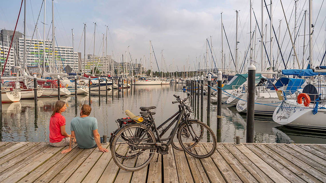 Fahrradfahrer machen im Yachthafen eine Pause