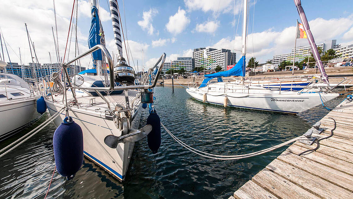Yachten im Hafen vor den Hotelgebäuden