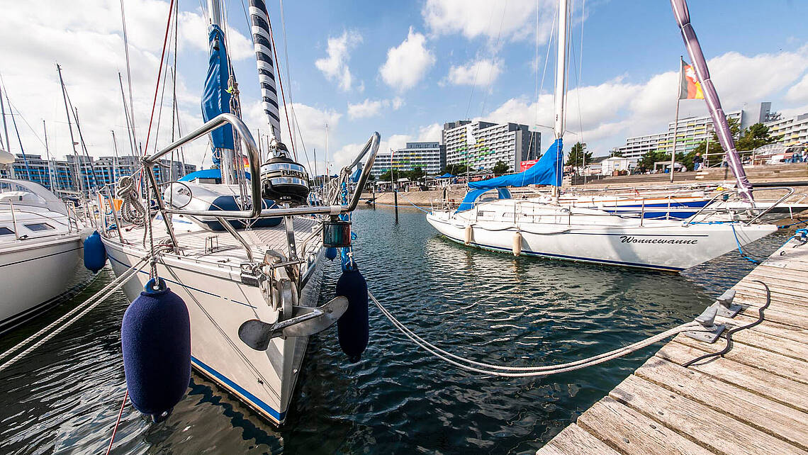 Yachten im Hafen vor den Hotelgebäuden