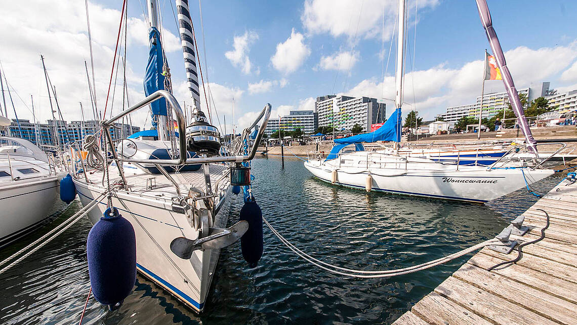 Yachten im Hafen vor den Hotelgebäuden