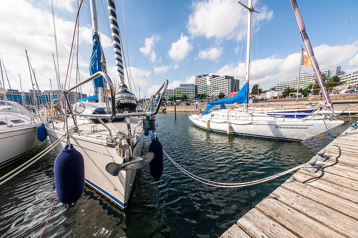 Yachten im Hafen vor den Hotelgebäuden