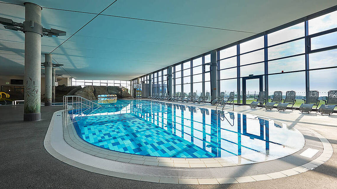 Blick auf das Schwimmbecken im Entdeckerbad Damp