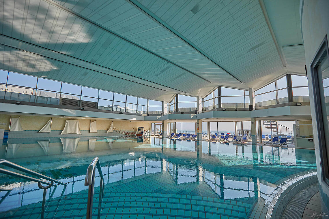 Innenbereich des Meerwasserschwimmbads im Ostsee Resort Dampland