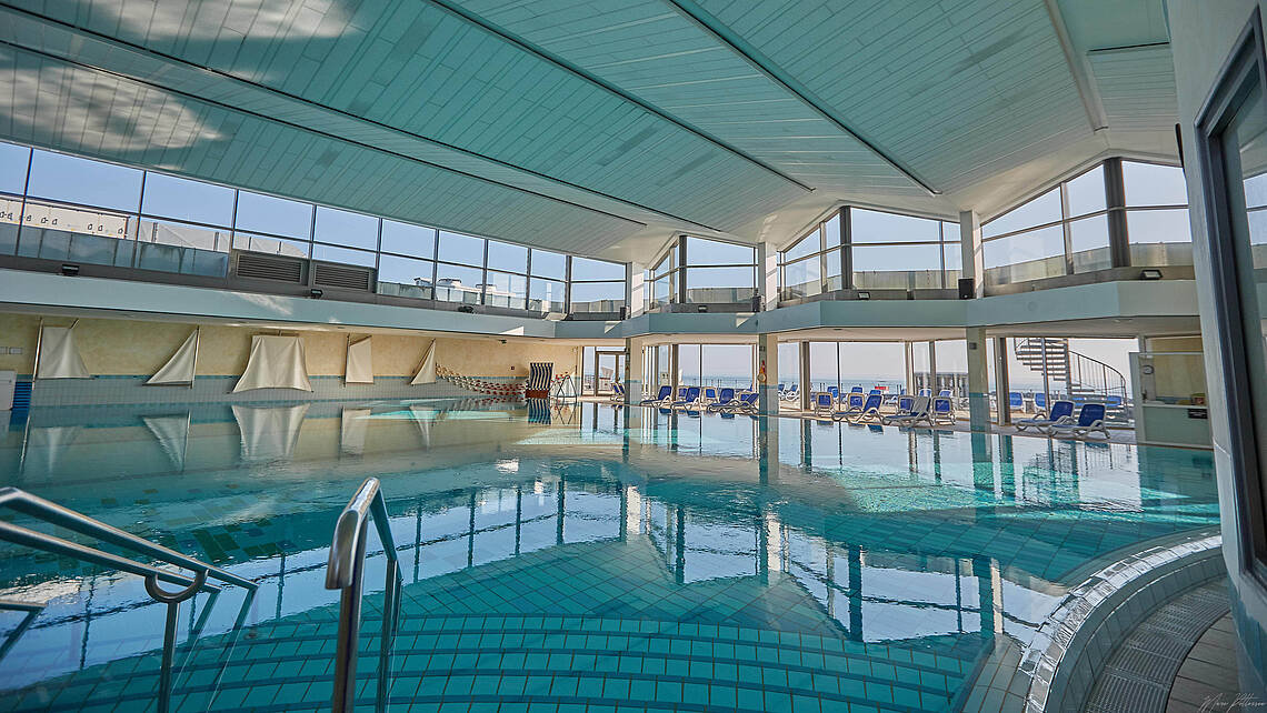 Innenbereich des Meerwasserschwimmbads im Ostsee Resort Dampland