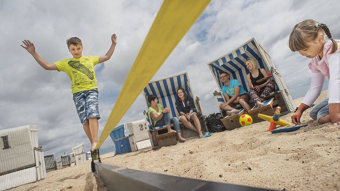 Junge balanciert über eine Slackline