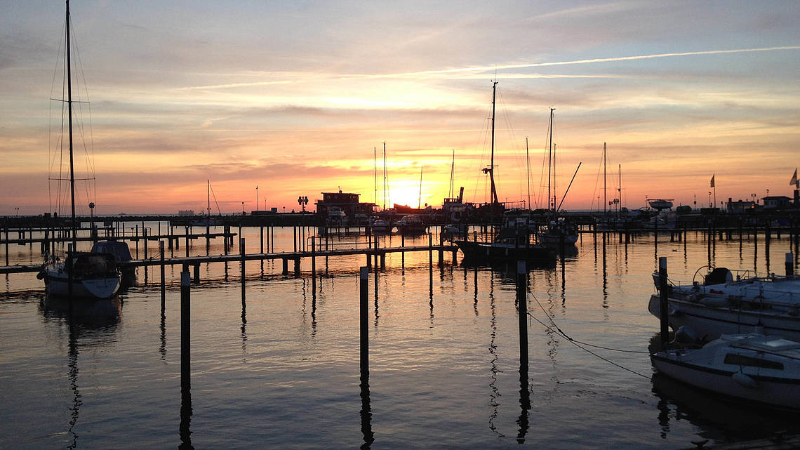 Der Yachthafen im Sonnenuntergang