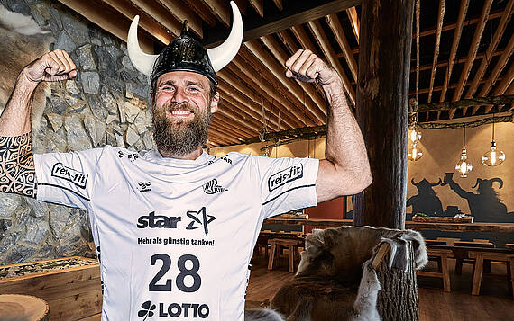 THW Kiel Spieler mit Wikingerhelm